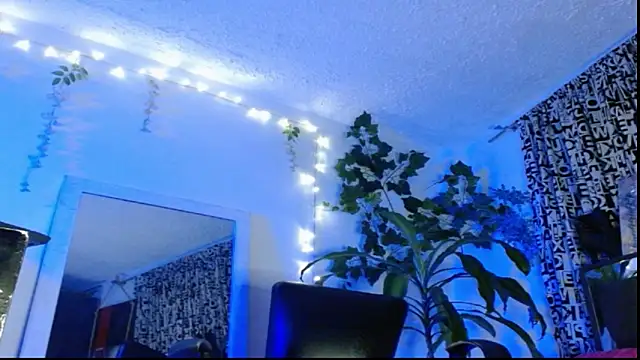 Snapshot of DULCE_ZOE chatting on 02/06/25, 12:43 DULCE ZOE online show from 02/06/25, 12:43