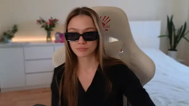 Madi soon online show from 02/04/25, 11:38