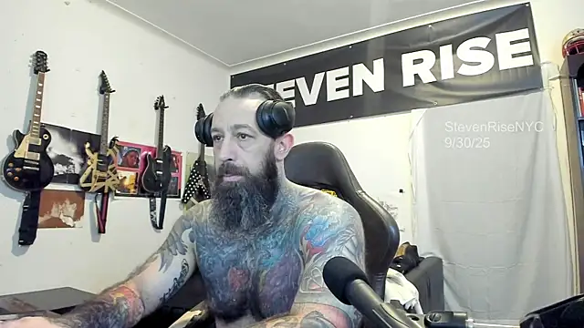 Snapshot of StevenRiseNYC chatting on 09/30/25, 01:27 StevenRiseNYC online show from 09/30/25, 01:27