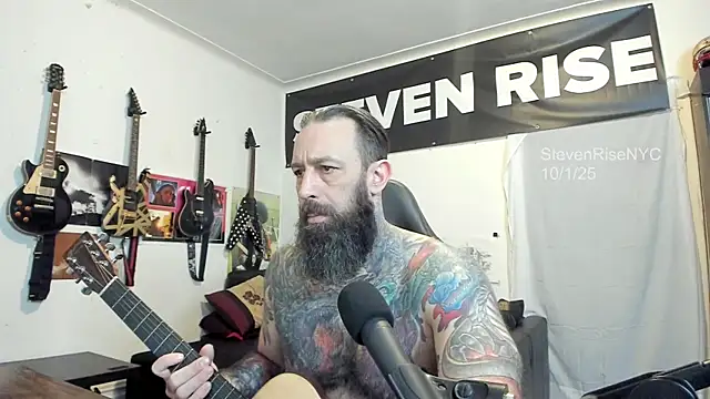 Snapshot of StevenRiseNYC chatting on 10/01/25, 01:39 StevenRiseNYC online show from 10/01/25, 01:39