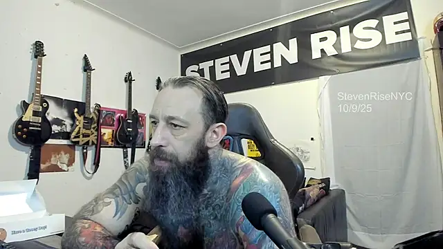 Snapshot of StevenRiseNYC chatting on 10/10/25, 01:15 StevenRiseNYC online show from 10/10/25, 01:15