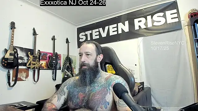 Snapshot of StevenRiseNYC chatting on 10/17/25, 01:25 StevenRiseNYC online show from 10/17/25, 01:25