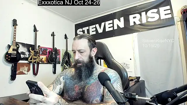 Snapshot of StevenRiseNYC chatting on 10/19/25, 11:44 StevenRiseNYC online show from 10/19/25, 11:44