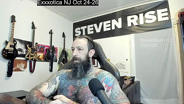 Snapshot of StevenRiseNYC chatting on 10/21/25, 12:06 StevenRiseNYC online show from 10/21/25, 12:06