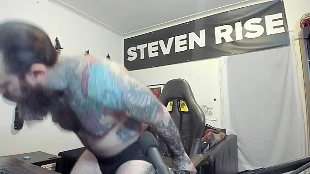 Snapshot of StevenRiseNYC chatting on 10/28/25, 12:25 StevenRiseNYC online show from 10/28/25, 12:25