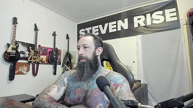 Snapshot of StevenRiseNYC chatting on 10/28/25, 12:30 StevenRiseNYC online show from 10/28/25, 12:30