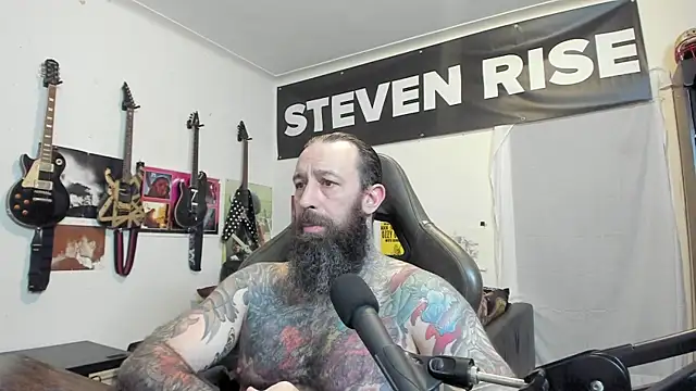 Snapshot of StevenRiseNYC chatting on 10/29/25, 12:35 StevenRiseNYC online show from 10/29/25, 12:35