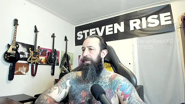 Snapshot of StevenRiseNYC chatting on 11/03/25, 01:23 StevenRiseNYC online show from 11/03/25, 01:23