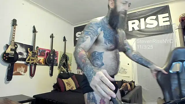 Snapshot of StevenRiseNYC chatting on 11/04/25, 01:27 StevenRiseNYC online show from 11/04/25, 01:27