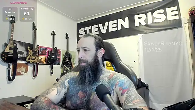 Snapshot of StevenRiseNYC chatting on 12/01/25, 01:27 StevenRiseNYC online show from 12/01/25, 01:27