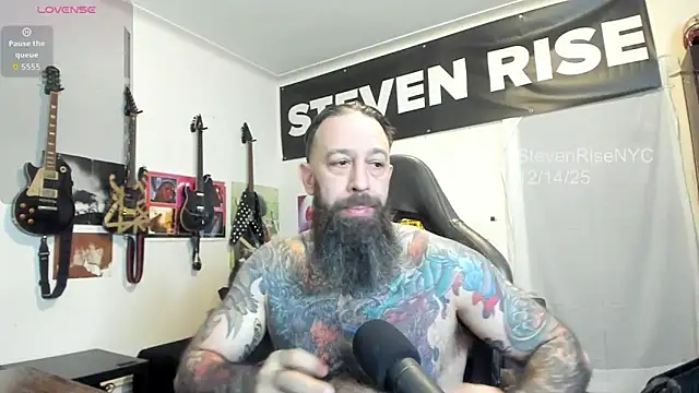 Snapshot of StevenRiseNYC chatting on 12/14/25, 04:12 StevenRiseNYC online show from 12/14/25, 04:12