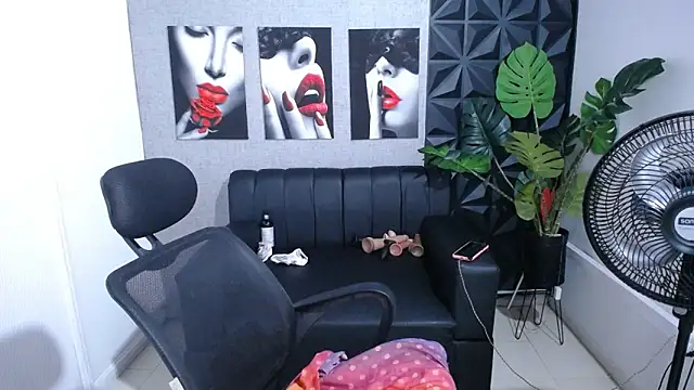 Snapshot of Valentinaa_mature chatting on 06/22/26, 11:35 Valentinaa mature online show from 06/22/26, 11:35
