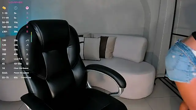 LizzHamilton   online show from 11/04/25, 09:03