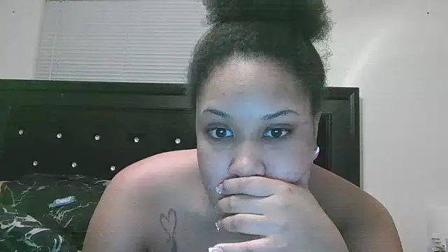 Snapshot of creamdreammmm chatting on 03/22/25, 03:52 creamdreammmm online show from 03/22/25, 03:52