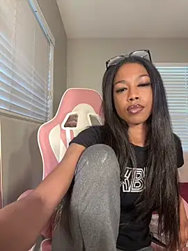 Snapshot of mismialove chatting on 06/04/26, 01:17 mismialove online show from 06/04/26, 01:17