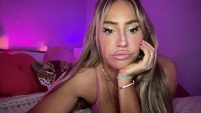 Snapshot of Fitnessbabe69 chatting on 12/21/24, 08:39 Fitnessbabe69 online show from 12/21/24, 08:39