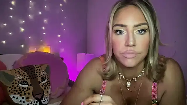 Snapshot of Fitnessbabe69 chatting on 12/28/24, 11:30 Fitnessbabe69 online show from 12/28/24, 11:30
