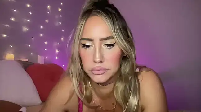 Snapshot of Fitnessbabe69 chatting on 02/10/25, 11:57 Fitnessbabe69 online show from 02/10/25, 11:57