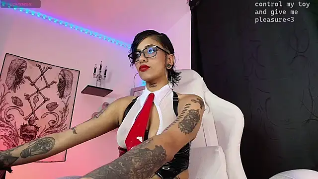 luci fer devil online show from 11/14/25, 01:37