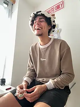 Snapshot of bigryann23 chatting on 11/08/25, 09:13 bigryann23 online show from 11/08/25, 09:13