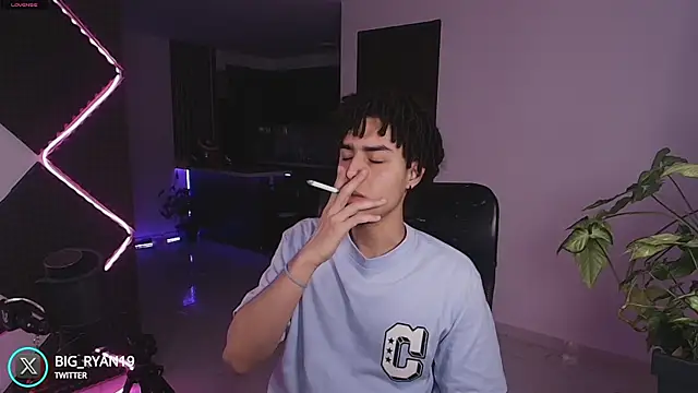 Snapshot of bigryann23 chatting on 11/16/25, 02:28 bigryann23 online show from 11/16/25, 02:28