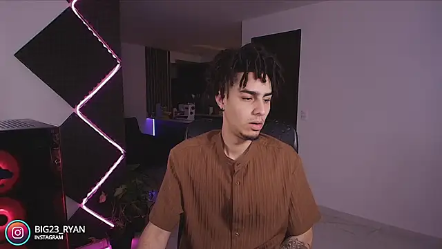 Snapshot of bigryann23 chatting on 11/30/25, 03:43 bigryann23 online show from 11/30/25, 03:43